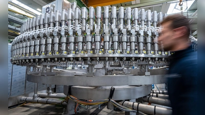 Die bayerischen Unternehmen konnten im ersten Halbjahr weniger Waren ins Ausland verkaufen (Symbolbild).  (Foto: Armin Weigel/dpa)