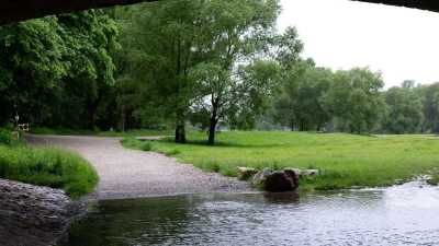 Ein kleiner Weg ist am Ufer der Isar vom Wasser überspült. (Foto: Sven Hoppe/dpa)