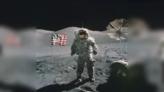 Der US-Astronaut Eugene Cernan steht auf dem Mond (1972), im Hintergrund die US-Fahne. (Foto: Ron Evans/NASA/dpa)