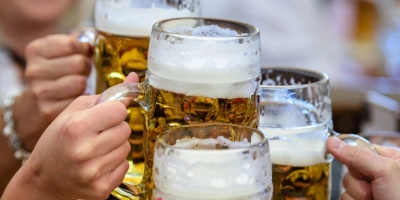 Bald wird wieder angestoßen: Auf diversen Festen der Region ist die Maß Bier eine Tradition, die für viele Besuchende nicht wegzudenken ist. Wie verändert sich der Bierpreis in diesem Jahr? (Symbolbild: Matthias Balk/dpa)