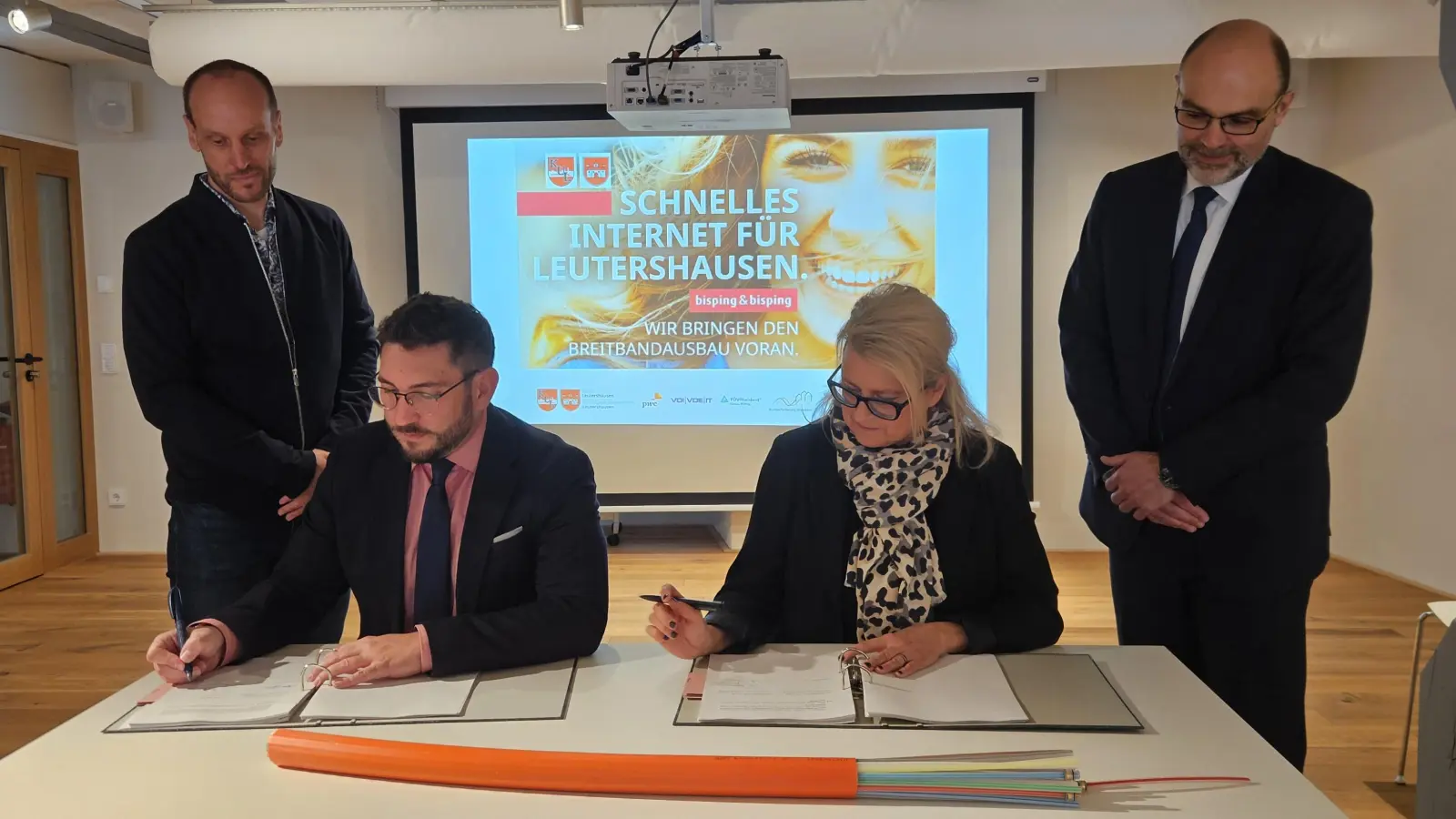 Während Susi Bisping und KUL-Vorstand Dietrich Negrea ihre Unterschriften unter den Vertrag setzen, sind Bürgermeister Markus Liebich (rechts) und KUL-Ingenieur Marcus Stieber als Beobachter dabei. (Foto: Wolfgang Grebenhof)