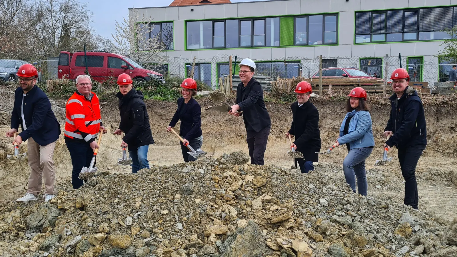 Schwangen für das Erweiterungsprojekt den Spaten (von links): Johannes Veit und Bernd Dobstetter von der Baufirma, Andreas Singer vom Stadtbauamt, Landschaftsarchitektin Veronika Stokklauser, Planer Steffen Rothenhöfer, OB Dr. Markus Naser, Schulleiterin Iris Thürauf und Martin Schöller von der Ganztagsbetreuung. (F.: Margit Schwandt)