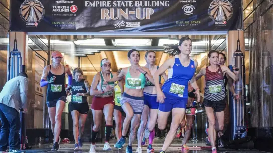 Läuferinnen starten zum Treppenlauf im Empire State Building. (Foto: Bebeto Matthews/AP/dpa)