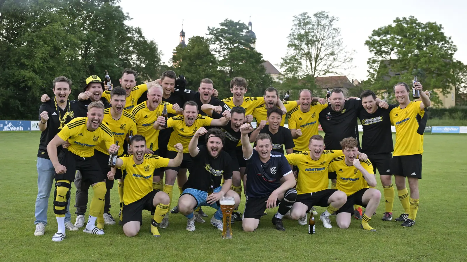 SV Losaurach, Meister der Kreisklasse 1 und Aufsteiger in die Kreisliga, oben von links: Christian König (Betreuer), Jonas Ruppe (Betreuer), Benedikt Woitech, Tobias Holmes, Franz Gebhard, Valentin Woitech, Alexander Anselstetter, Jonas Scheuenstuhl (Spielertrainer), Marco Weber (Trainer 2. Mannschaft), Noah Reuthlingshöfer und Daniel Eckert. Mitte von links: Dominic Meyer, Lukas Ruppe, Marco Volkert, Lorenz Tobias, Felix Zeilinger und Wai Ao-Yong. Unten von links: Stefan Heinlein, Christoph Kraft, Niklas Stahringer, Marius Schneider und Niklas Schneider. (Foto: Martin Rügner)