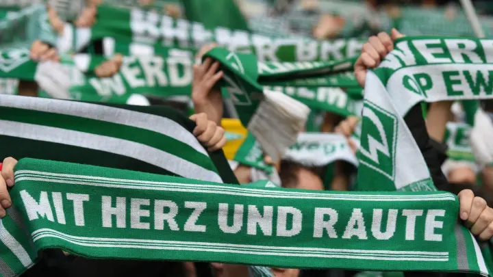 Werder Fans singen vor Spielbeginn die Vereinshymne. (Foto: Carmen Jaspersen/dpa)