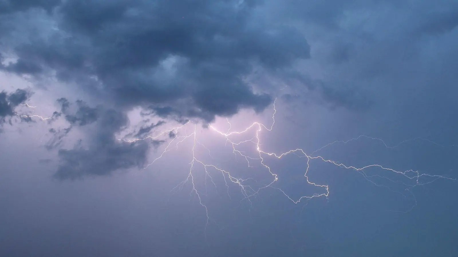 Für Oberbayern gab der DWD eine Unwetterwarnung heraus. (Archivbild) (Foto: Alexander Wolf/onw-images/dpa)