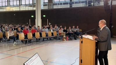 Rund 480 Menschen lauschten den Ausführungen von Bürgermeister Reiner Hufnagel – teil vor Ort, teils online. (Foto: Yvonne Neckermann)