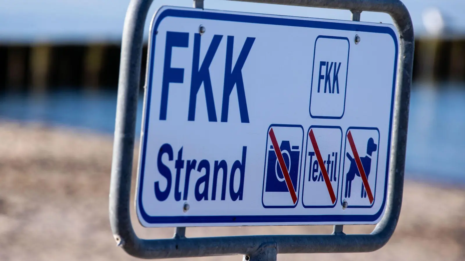 Wenn jemand nackt am Strand liegt, bedeutet das nicht, dass sie oder er dort fotografiert werden darf. (Symbolbild) (Foto: Jens Büttner/dpa-Zentralbild/ZB)