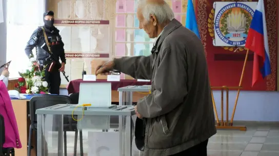 Stimmabgabe in Luhansk: Bereits im September 2022 ließ Moskau in den besetzten Gebieten über einen Beitritt zu Russland abstimmen. (Foto: AP/dpa)