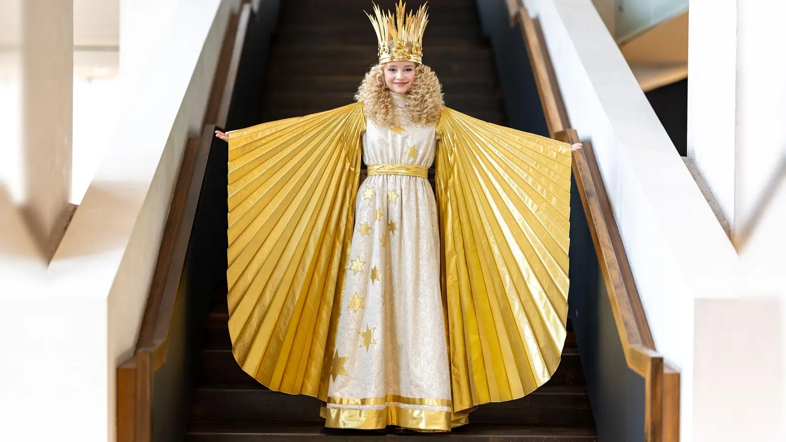 Nora Falk, das neue Nürnberger Christkind, präsentiert sich bei der Kostümprobe.  (Foto: Daniel Karmann/dpa)