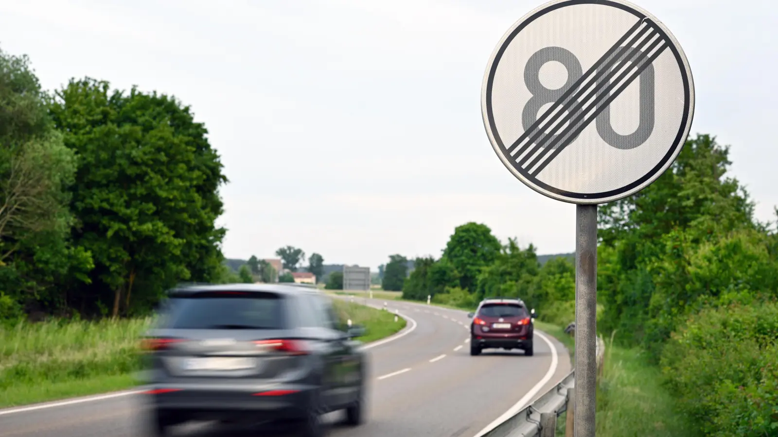 Mit Tempo 80 auf der Landstraße, obwohl dort 100 km/h erlaubt sind? Für die Polizei stellt das kein Problem dar. Nur wer dauerhaft sehr deutlich zu langsam fährt, könnte dafür belangt werden. (Foto: Jim Albright)