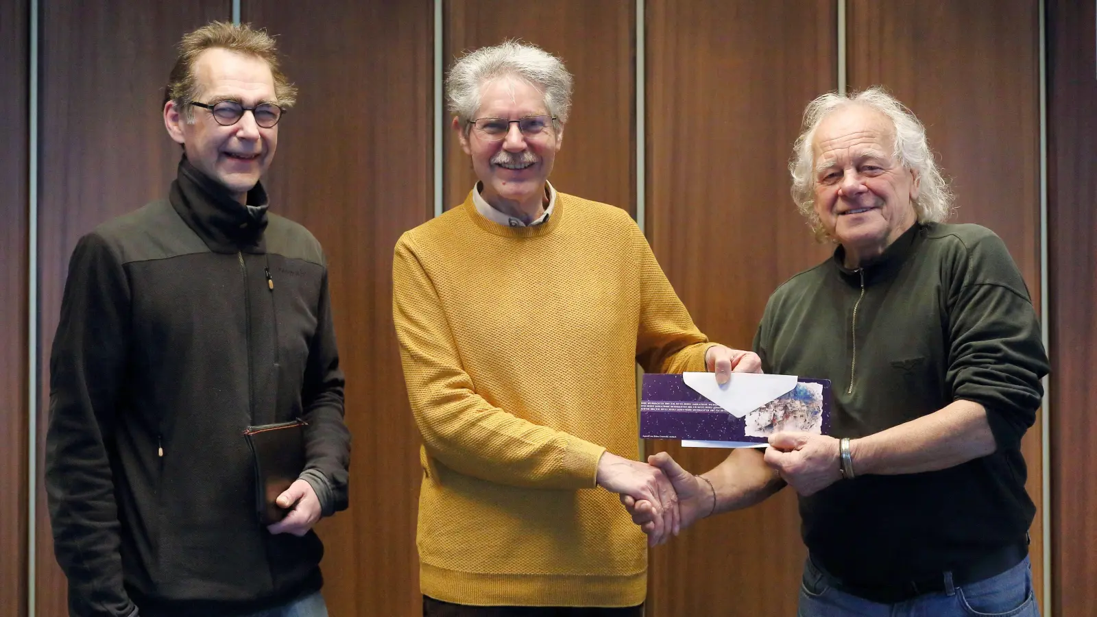 Reiner Grunwald (rechts) spendete dem „Verein zur Unterstützung Bedürftiger im Sinne von Johann Martin Schenk“ 1100 Euro. Kassenverwalter Robert Meyer (links) und zweiter Vorsitzender Manfred Nachtrab nahmen die Spende entgegen. (Foto: Thomas Wirth)