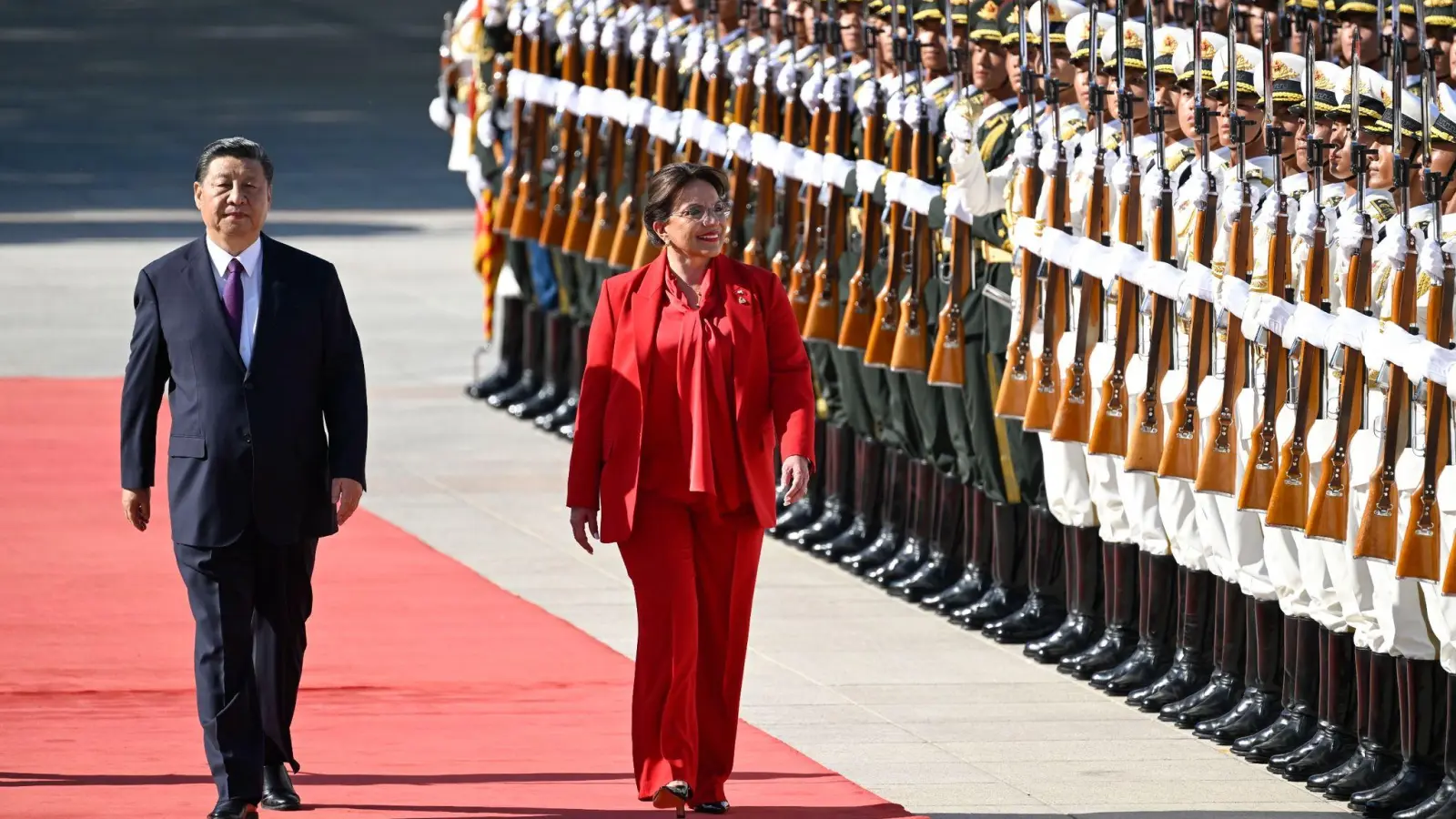 Der chinesische Präsident Xi Jinping empfängt in Peking Honduras Präsidentin Xiomara Castro. (Foto: Wang Zhao/AFP Pool/AP/dpa)