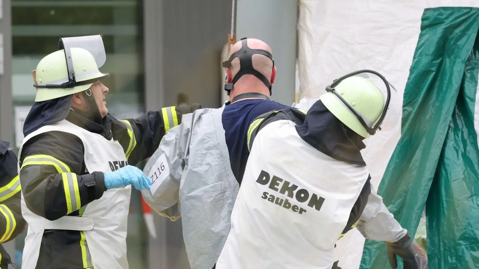 Ein Lösungsmittel auf Acetonbasis hat vermutlich die Hautreizungen bei Mitarbeitern eines DHL-Verteilzentrums in Langenzenn verursacht.  (Foto: Daniel Karmann/dpa)