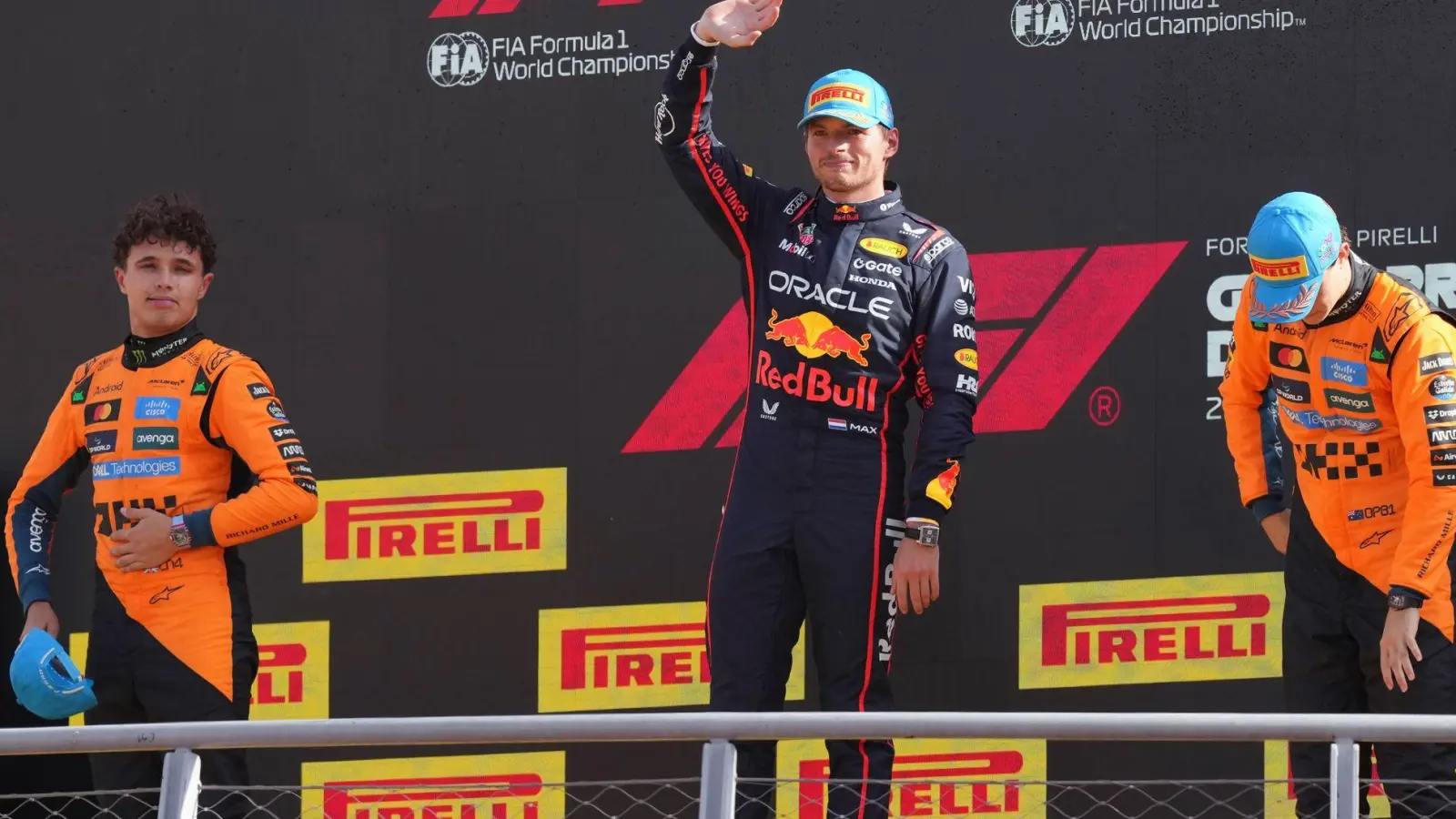 Muss das McLaren-Duo doch noch auf Max Verstappen aufpassen im WM-Kampf?  (Foto: Antonio Calanni/AP/dpa)