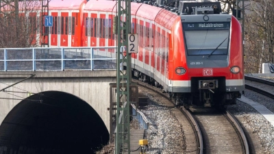 Ein Zug der Münchner S-Bahn fährt in den Ostbahnhof ein. (Foto: Peter Kneffel/dpa)
