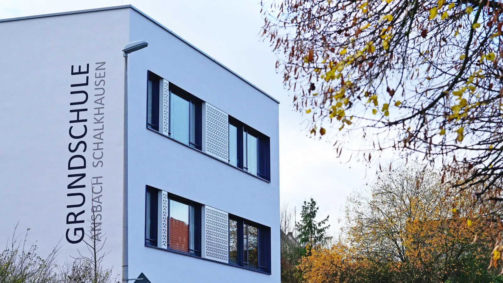 Die Grundschule im Ortsteil Schalkhausen gehört zu den Einrichtungen in Ansbach, in denen bereits ein offener Ganztag für die Schülerinnen und Schüler angeboten wird. (Archivbild: Jim Albright)