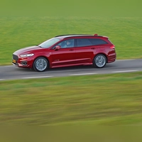 Long Vehicle: Der Mondeo fährt hier in der - traditionell bei Ford - Turnier genannten Kombi-Version vor. (Foto: Ford/dpa-tmn)