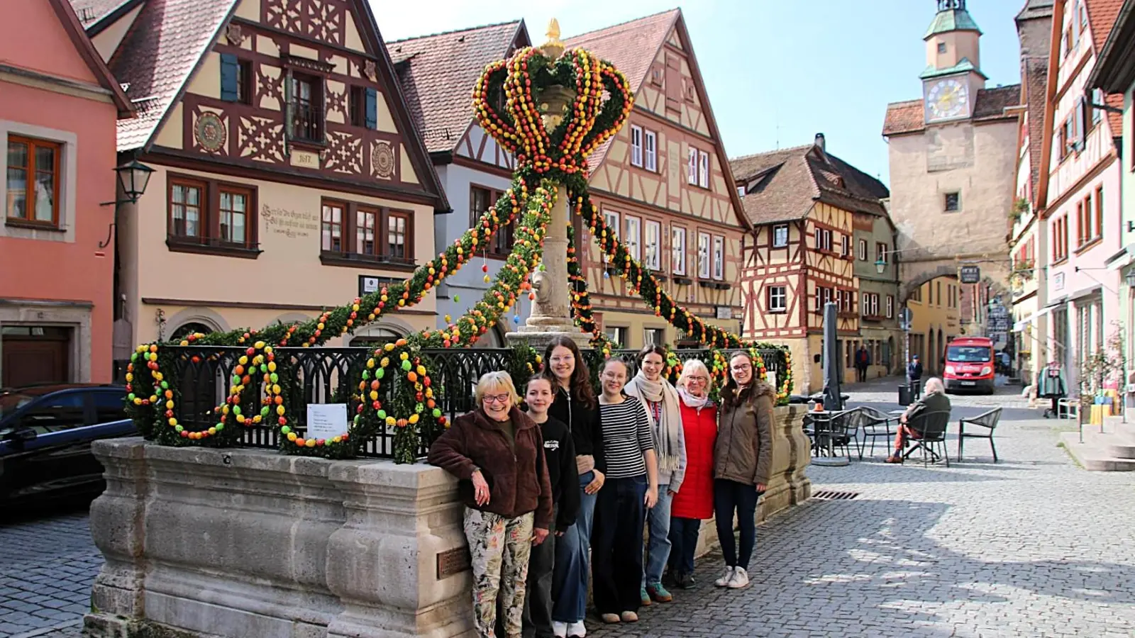 Ursula Ilgenfritz (links) und ihre Helferinnen sind stolz auf den geschmückten Röderbrunnen. (Foto: Stefan Neidl)