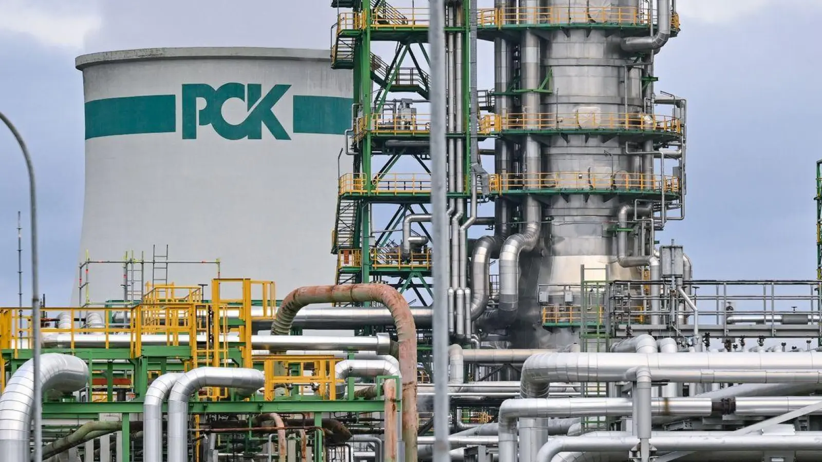 Die Pipeline soll ausgebaut werden, um mehr Tankeröl vom Hafen Rostock in die riesige Raffinerie zu bringen. (Foto: Patrick Pleul/dpa)