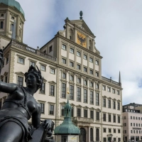 Im Augsburger Rathaus soll in den kommenden Monaten konsequent gespart werden. (Archivbild) (Foto: Stefan Puchner/dpa)