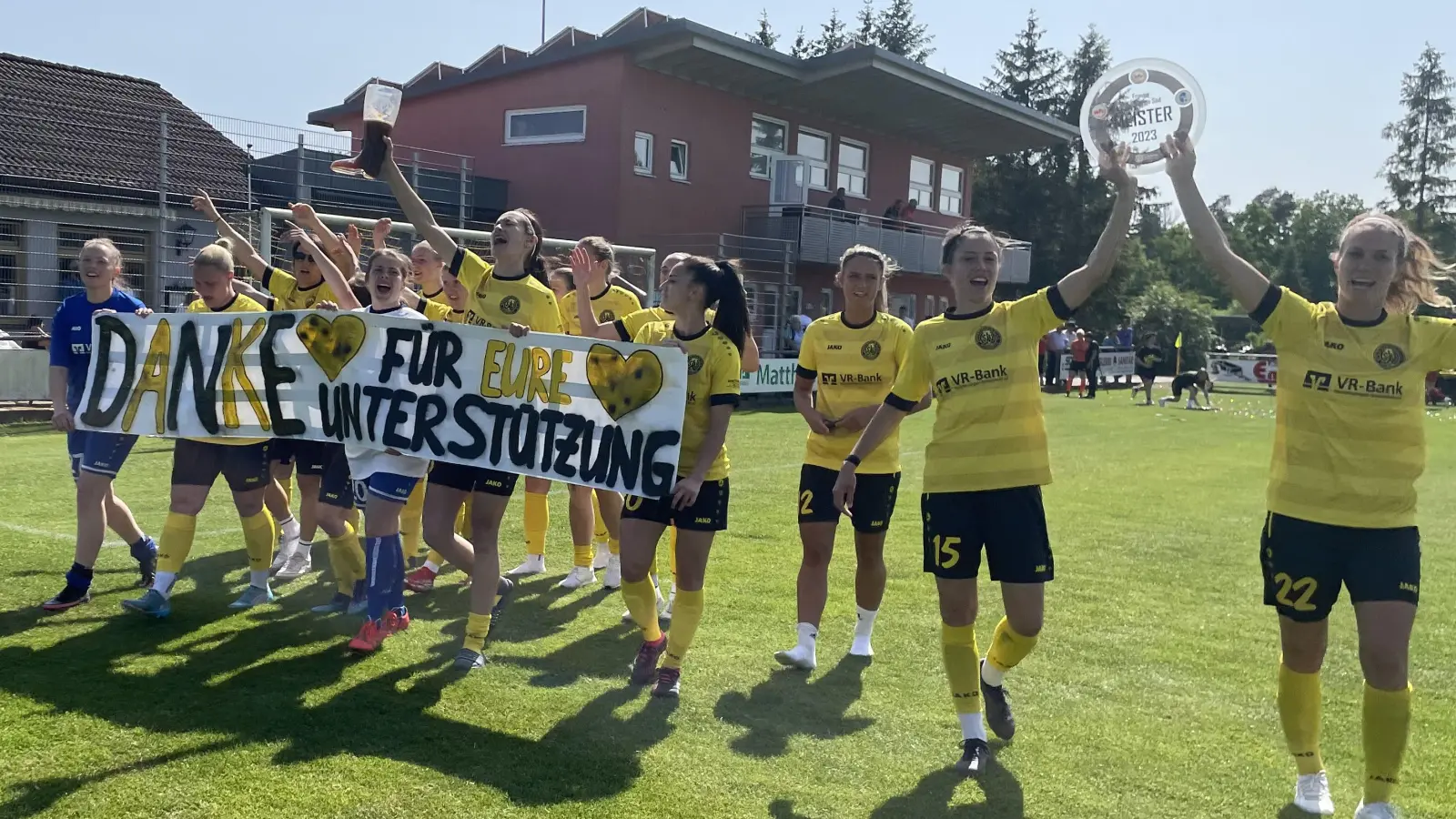 Die Weinberger Fußballerinnen drehen nach dem letzten Saisonspiel eine Ehrenrunde und bedanken sich bei ihren Fans. Leonie Haberecker und Annika Kömm (von rechts) zeigen außerdem stolz die Trophäe, die das Team als Meister der Regionalliga Süd ausweist. (Foto: Elisa Schumann)