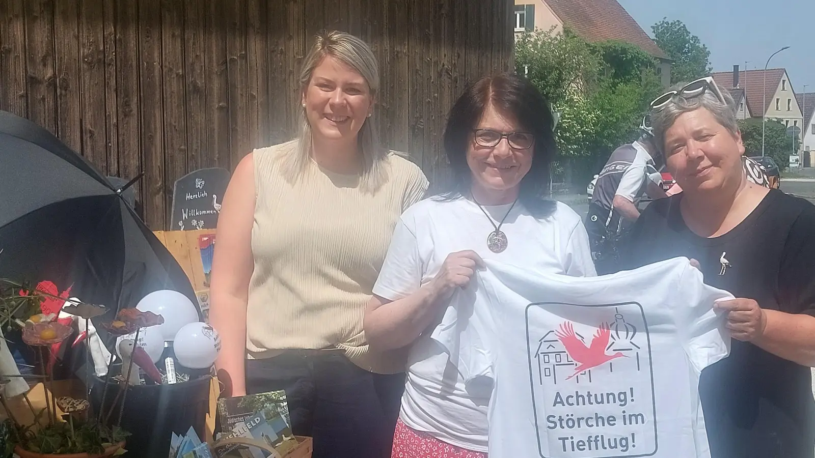 Der gelungene Start des Uehlfelder Storchenkiosks freut Carina Scherer, Friederike<br>Wio und Angelika Stierhof (von links). (Foto: Sandra Buchwald)