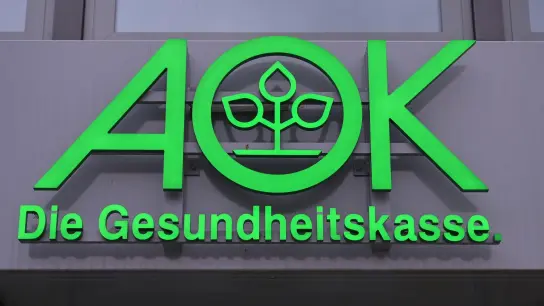 Das Logo der AOK, Allgemeine Ortskrankenkasse, ist an einem Gebäude zu sehen. (Foto: Patrick Pleul/dpa-Zentralbild/ZB)