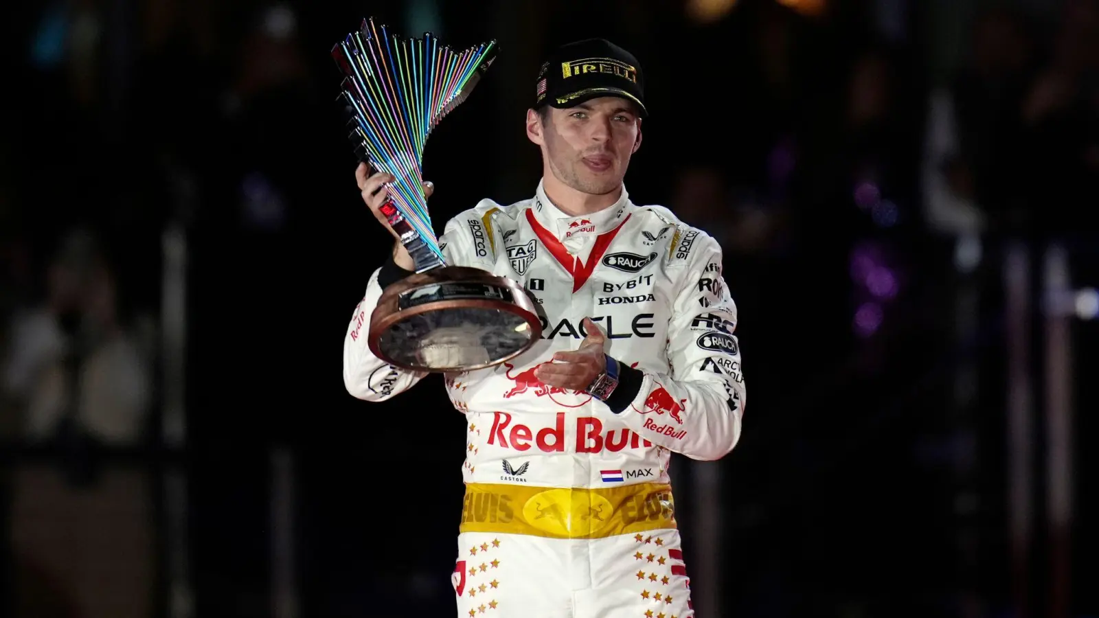 Sieg in Las Vegas: Die nächste Trophäe für Max Verstappen. (Foto: Nick Didlick/AP/dpa)