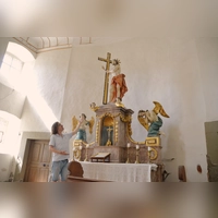 Jan Kobow vor seinem Lieblingsaltar in der schlosseigenen Kapelle. Dieser geht vielleicht sogar auf Ignatz Neumann zurück, den Sohn des berühmten Barock-Baumeisters Balthasar Neumann. Wenn Kobow das mit seinem Team nachweisen kann, winken womöglich hohe Zuschüsse für die Altarsanierung.  (Foto: Johannes Zimmermann)
