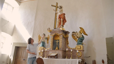 Jan Kobow vor seinem Lieblingsaltar in der schlosseigenen Kapelle. Dieser geht vielleicht sogar auf Ignatz Neumann zurück, den Sohn des berühmten Barock-Baumeisters Balthasar Neumann. Wenn Kobow das mit seinem Team nachweisen kann, winken womöglich hohe Zuschüsse für die Altarsanierung.  (Foto: Johannes Zimmermann)