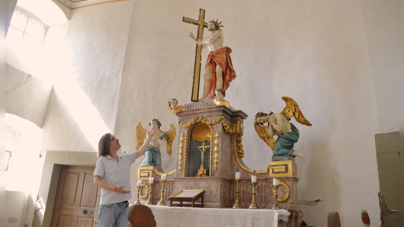Jan Kobow vor seinem Lieblingsaltar in der schlosseigenen Kapelle. Dieser geht vielleicht sogar auf Ignatz Neumann zurück, den Sohn des berühmten Barock-Baumeisters Balthasar Neumann. Wenn Kobow das mit seinem Team nachweisen kann, winken womöglich hohe Zuschüsse für die Altarsanierung.  (Foto: Johannes Zimmermann)