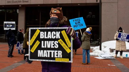 Ein Demonstrant mit einem „Black Lives Matter“-Schild in Minneapolis. (Foto: Nicole Neri/AP/dpa)