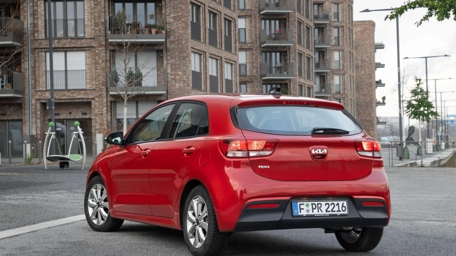 Trotz aller Individualität beim Geschmack: Es lehnt sich nicht zu weit aus dem Fenster, wer den Kia Rio einen attraktiven Kleinwagen nennt.  (Foto: Weigl/Kia/dpa-tmn)