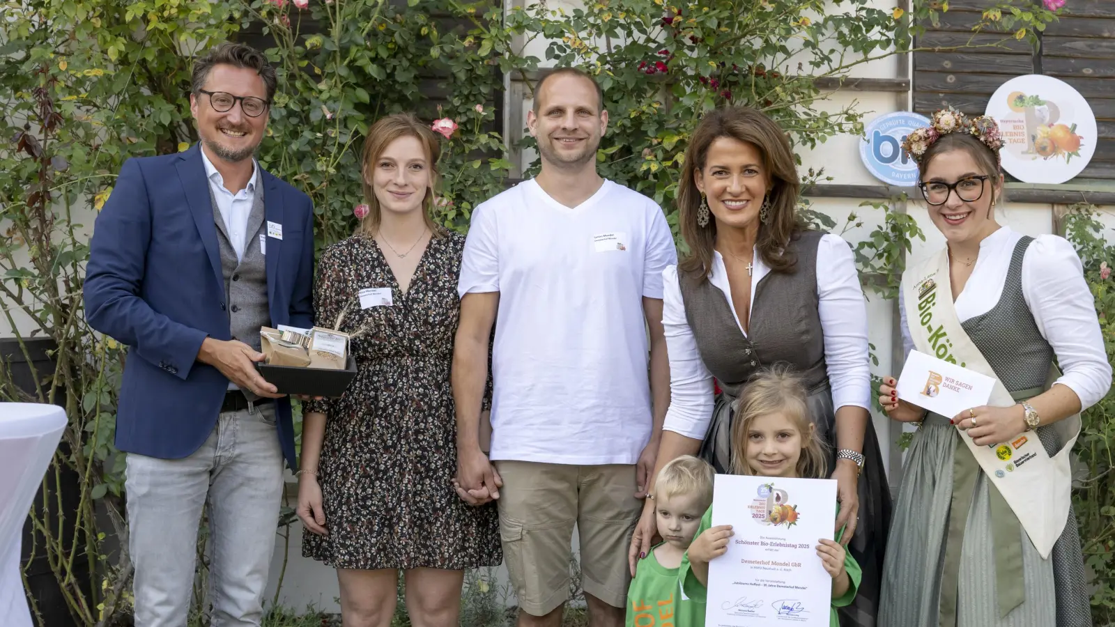 Landwirtschaftsministerin Michaela Kaniber (Zweite von rechts), überreichte mit der Bayerischen Bio-Königin Anna-Lena II. und dem Vorsitzenden der Landesvereinigung für den ökologischen Landbau in Bayern, Thomas Lang (links), den Preis an Familie Mondel, bestehend aus Simon, Petra, Emilie und Liora.  (Foto: Ernst Wukits/StMELF)