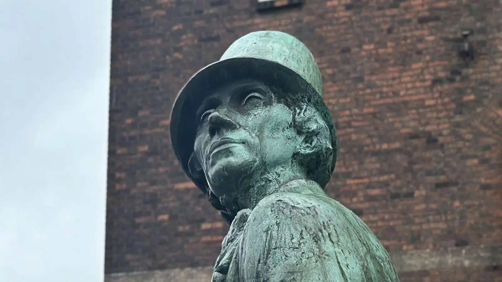 Eine Statue zu Ehren des dänischen Nationaldichters H.C. Andersen steht vor dem Rathaus von Kopenhagen. (Foto: Steffen Trumpf/dpa)