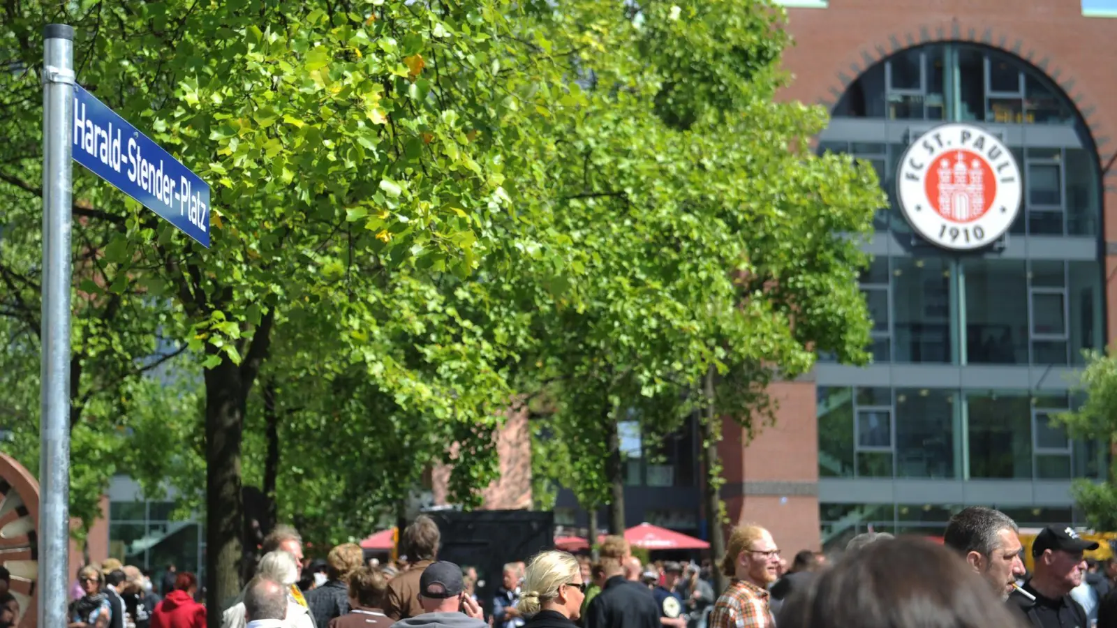 Nach dem Bundesligaspiel FC St. Pauli gegen Borussia Dortmund kam es auf dem Vorplatz des Millerntorstadions zu einer Auseinandersetzung. (Archivfoto)  (Foto: picture alliance / dpa)