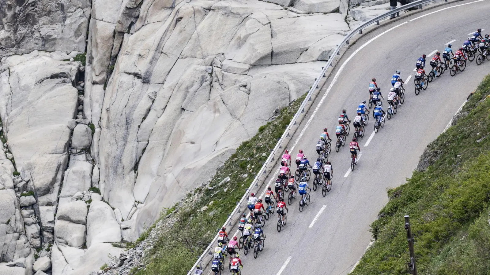 Die Radsportteams Tudor Pro Cycling und Intermarché-Circus-Wanty steigen nach dem Tod von Gino Mäder aus der diesjährigen Tour de Suisse aus. (Foto: Gian Ehrenzeller/KEYSTONE/dpa)