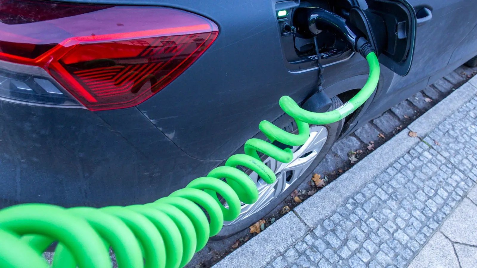 Die Förderung von Elektroautos läuft aus. (Foto: Jens Büttner/dpa)