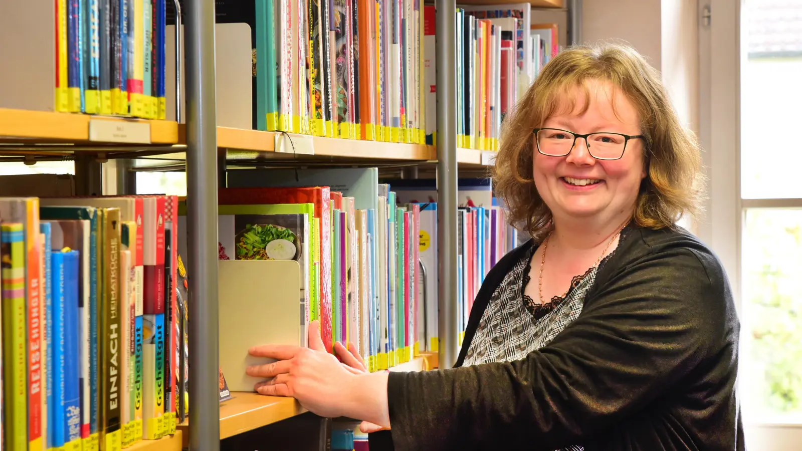 Sie steckte mit ihrer Begeisterung für ihren Job die Mitglieder des Schul- und Kulturausschusses an: Stephanie Heinrich, die Leiterin der Ansbacher Stadtbücherei. (Foto: Sarina Schwinn)
