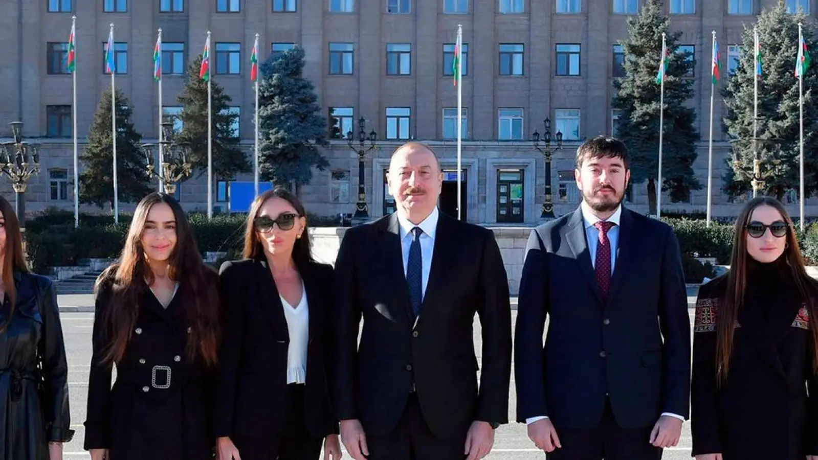 Staatschef Ilham Aliyev (M) mit seiner Familie. (Foto: Azerbaijani Presidential Press Office/AP/dpa)