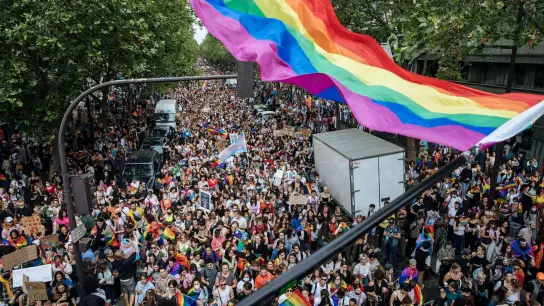 Paris will künftig einen Botschafter für die Rechte von LGBT+ einsetzen. (Foto: Lewis Joly/AP/dpa/Archiv)
