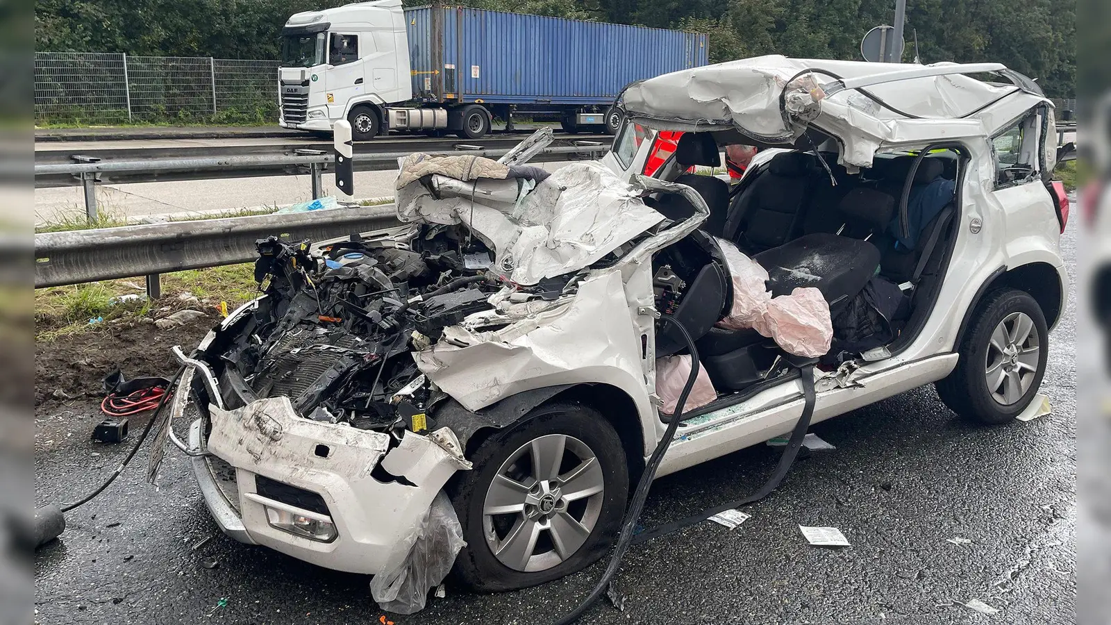 Das Unfallauto wurde so stark beschädigt, dass der Fahrer und seine Frau im Wagen eingeklemmt wurden. (Foto: -/BRK BGL/dpa)