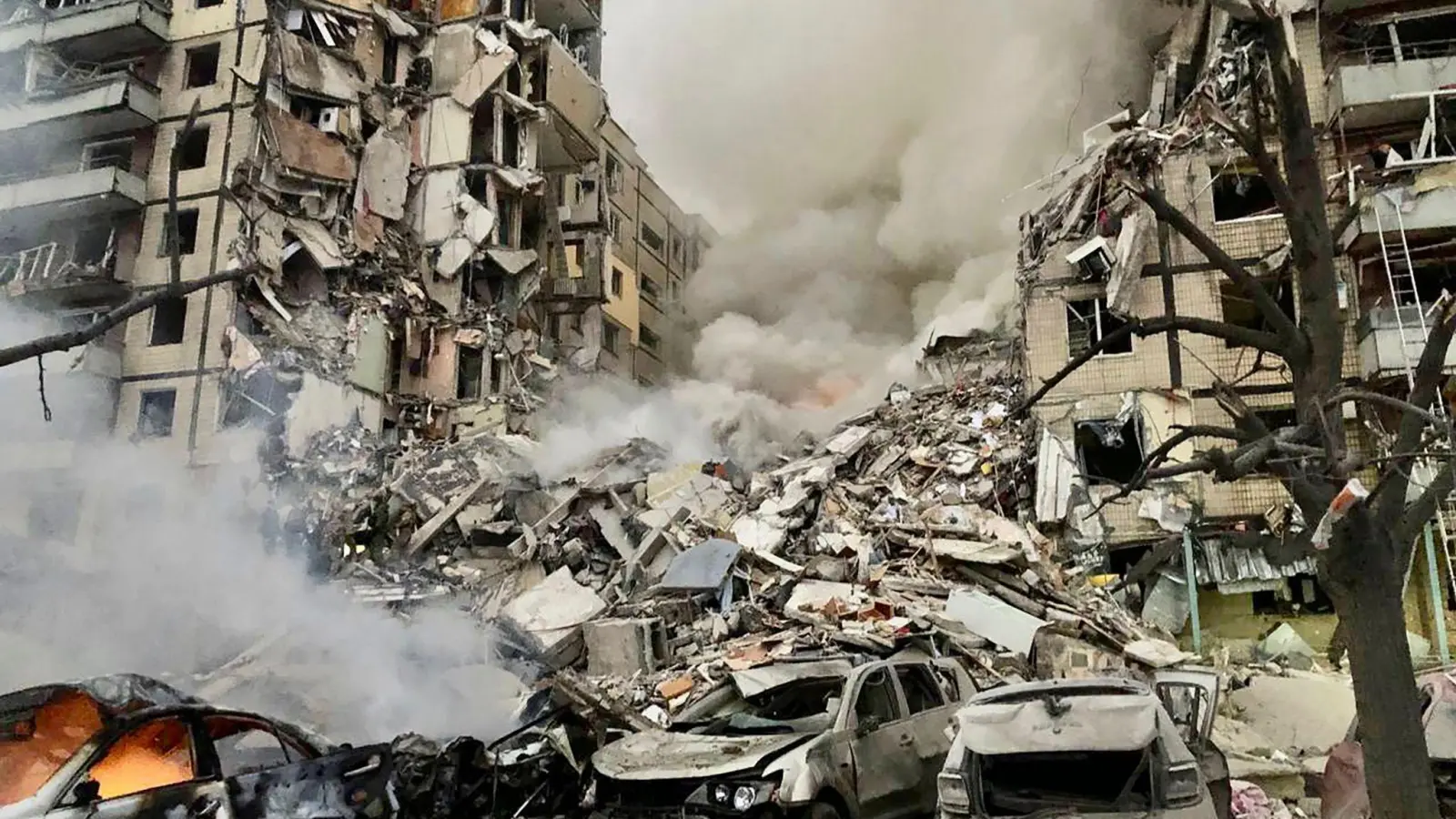 Ein von der Regionalverwaltung Dnipro veröffentlichtes Foto ein zerstörtes Wohngebäude. (Foto: Uncredited/Dnipro Regional Administration/AP/dpa)