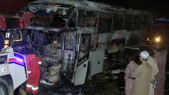 Rund 50 Menschen saßen in dem Bus in Nooriabad, als das Feuer ausbrach. (Foto: Pervez Masih/AP/dpa)