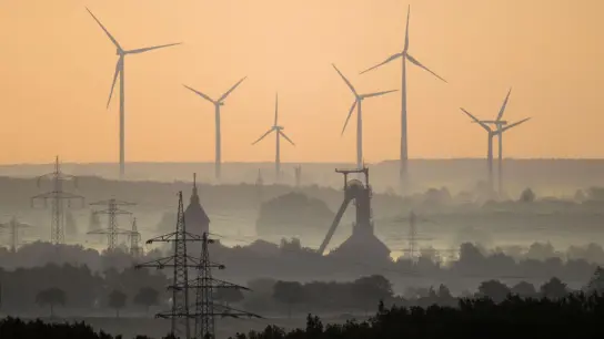 Die erneuerbaren Energien tragen immer mehr zum Stromnetz in Deutschland bei. Besonders die Beiträge der Windkraft sind gestiegen. (Foto: Julian Stratenschulte/dpa)
