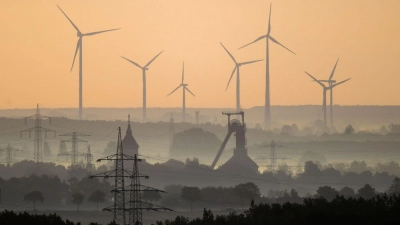 Die erneuerbaren Energien tragen immer mehr zum Stromnetz in Deutschland bei. Besonders die Beiträge der Windkraft sind gestiegen. (Foto: Julian Stratenschulte/dpa)