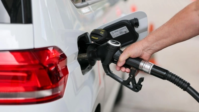 Tanken bleibt angesichts hoher Ölpreise teuer. (Symbolbild) (Foto: Jan Woitas/dpa)