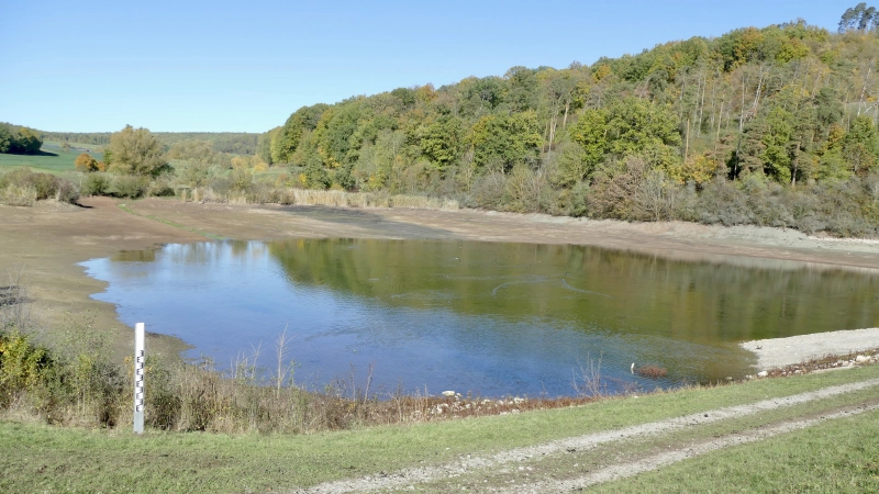 Aktuell steht wenig Wasser im Oberaltenbernheimer Regenrückhaltebecken. (Foto: Helmut Meixner)