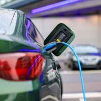 Neuer Elektro-Flitzer? Diese Versicherungs-Details sollte man checken. (Foto: Jan Woitas/dpa/dpa-tmn)